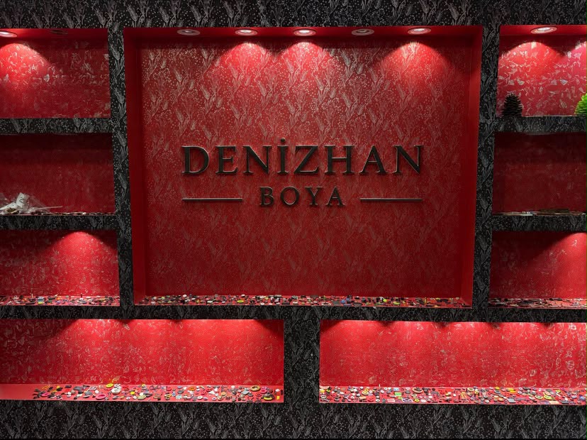 Denizhan Boya işletmesindeki aksesuar vitrini